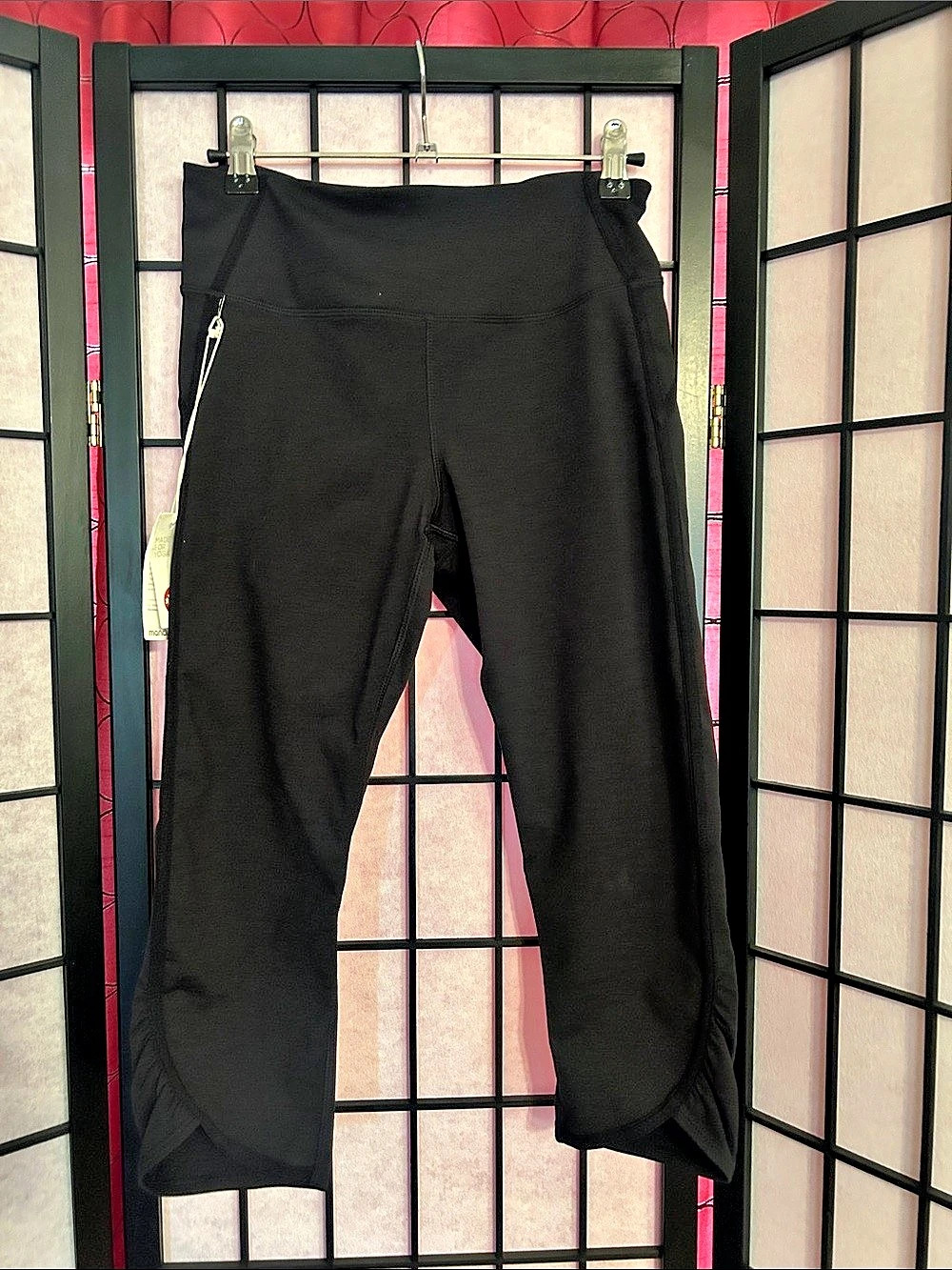 Manduka Cut Out Yoga Capri Black Leggings NWT